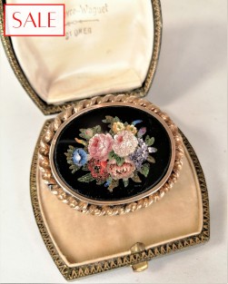 Antique silver brooche with ‘pietra dura’ flowers . Antieke zilveren broche met ‘pietra dura’ bloemen.