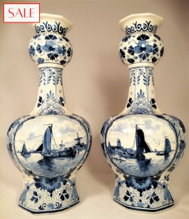 Set of two antique vases with landschape, Royal Delft. Set van twee vazen met landschap, De Porceleyne Fles.