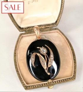 Antique 14k gold pendant/medallion with onyx and rose cut diamond. Antieke gouden 14k hanger/medaillon met onyx en roosgeslepen diamant.