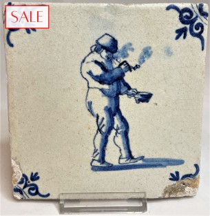 Tile with a pipe smoker, circa 1650. Tegel met een rokende man, circa 1650.