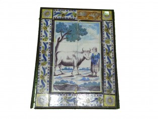 Vrouw met koe in weiland