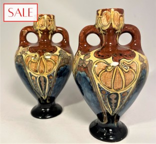 Set of two small antique vases, Rozenburg. Set van twee kleine antieke vazen, Rozenburg.