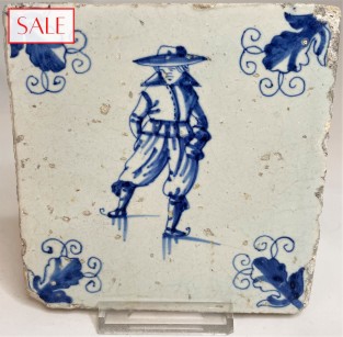Tile with an ice skating man, circa 1650. Tegel met een schaatsende man, circa 1650.