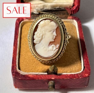 Antique gold 14K ring with cameo portrait. Antieke gouden 14K ring met camee portret.