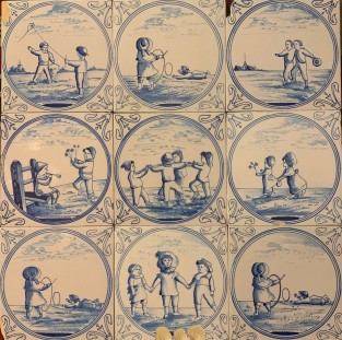 Veld van 9 tegels met kinderspelen/ Panel of 9 tiles with children playing