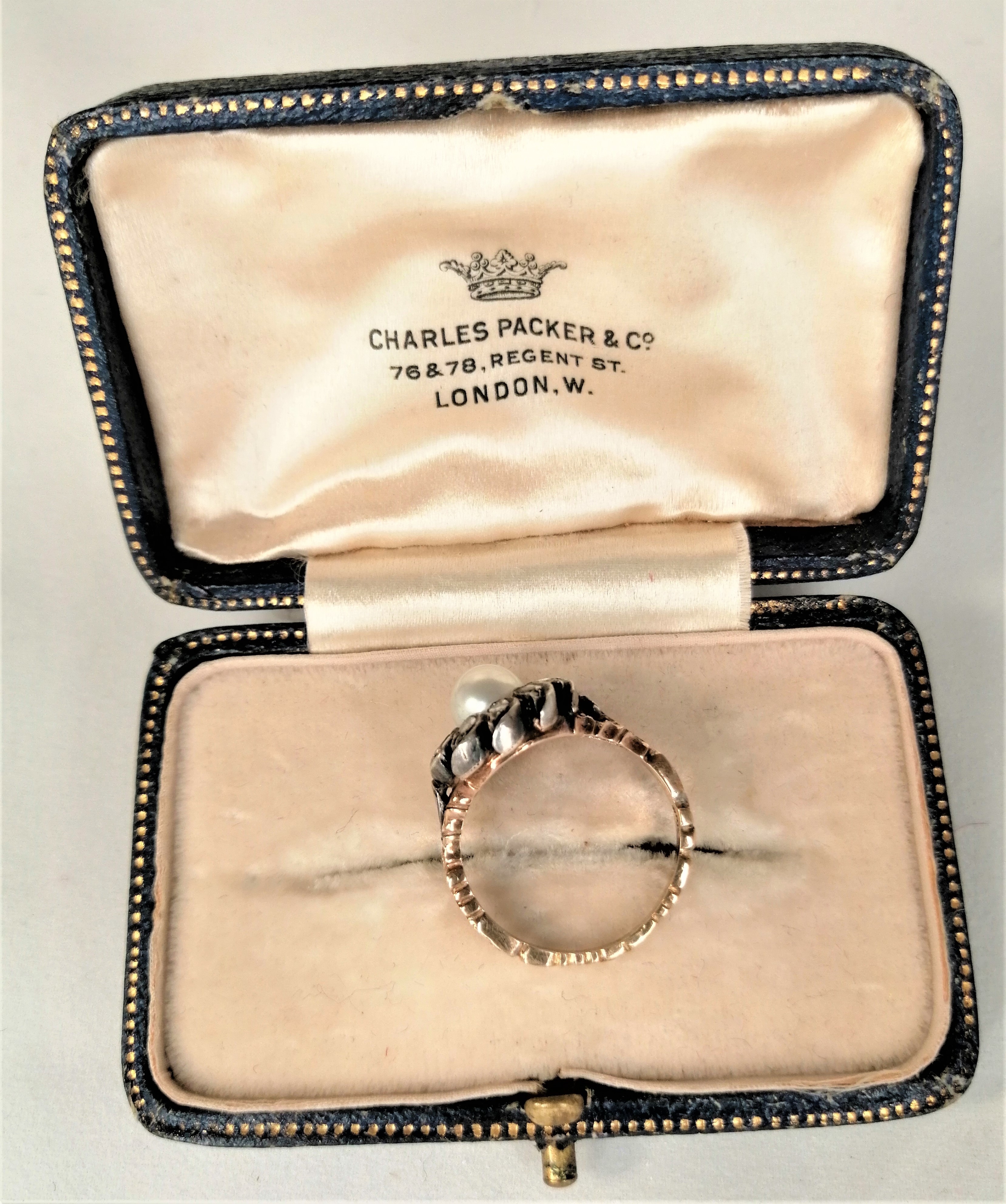 Antique 14K ring with pearl and diamonds. Antieke gouden 14K ring met parel en diamanten.
