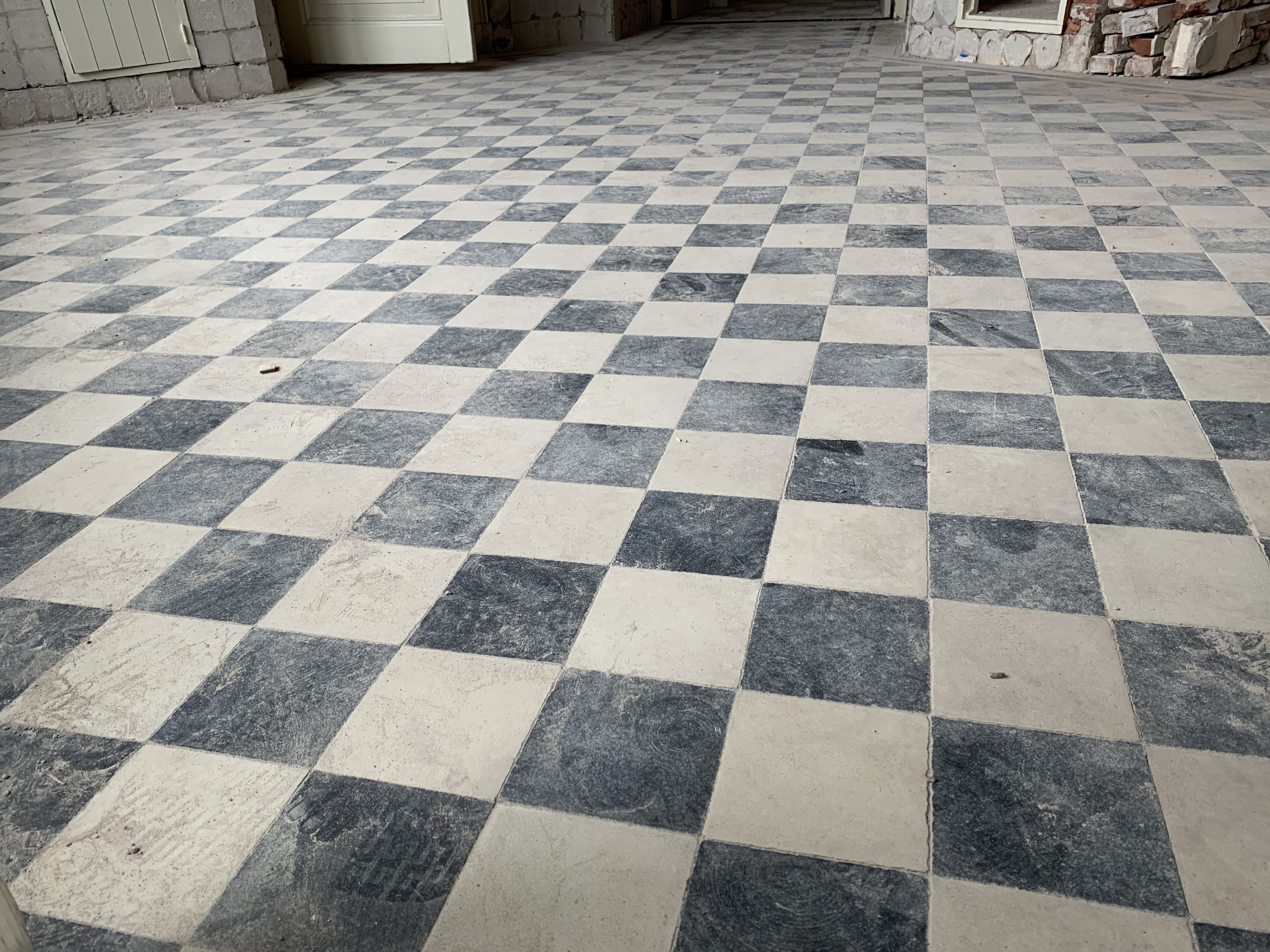 Zwart wit vloertegels/ Black and white checkered floor tiles -