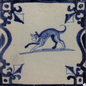 Hond in aan Baluster Decor