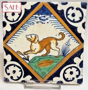 Polychrome tile with a dog, circa 1625. Polychrome tegel met een hond, circa 1625.
