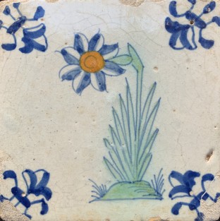 Kleine tegel met grote bloem ca. 1620