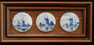 Three round tiles with windmills, De Porceleyne Fles