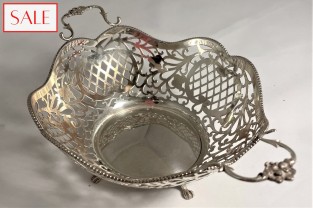 Vintage silver basket with pomegranates. Vintage zilveren mand met granaatappels.