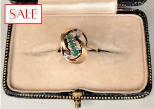 Vintage 14K yellow gold ring with emeralds and diamonds. Vintage 14K geelgouden ring met smaragden en diamanten.