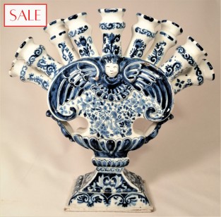 Antique tulip vase, 19th century. Antieke tulpen waaiervaas, 19de eeuw.