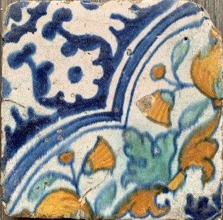 Kleine tegel met 1/4 quatrefoil patroon ca. 1600-1620