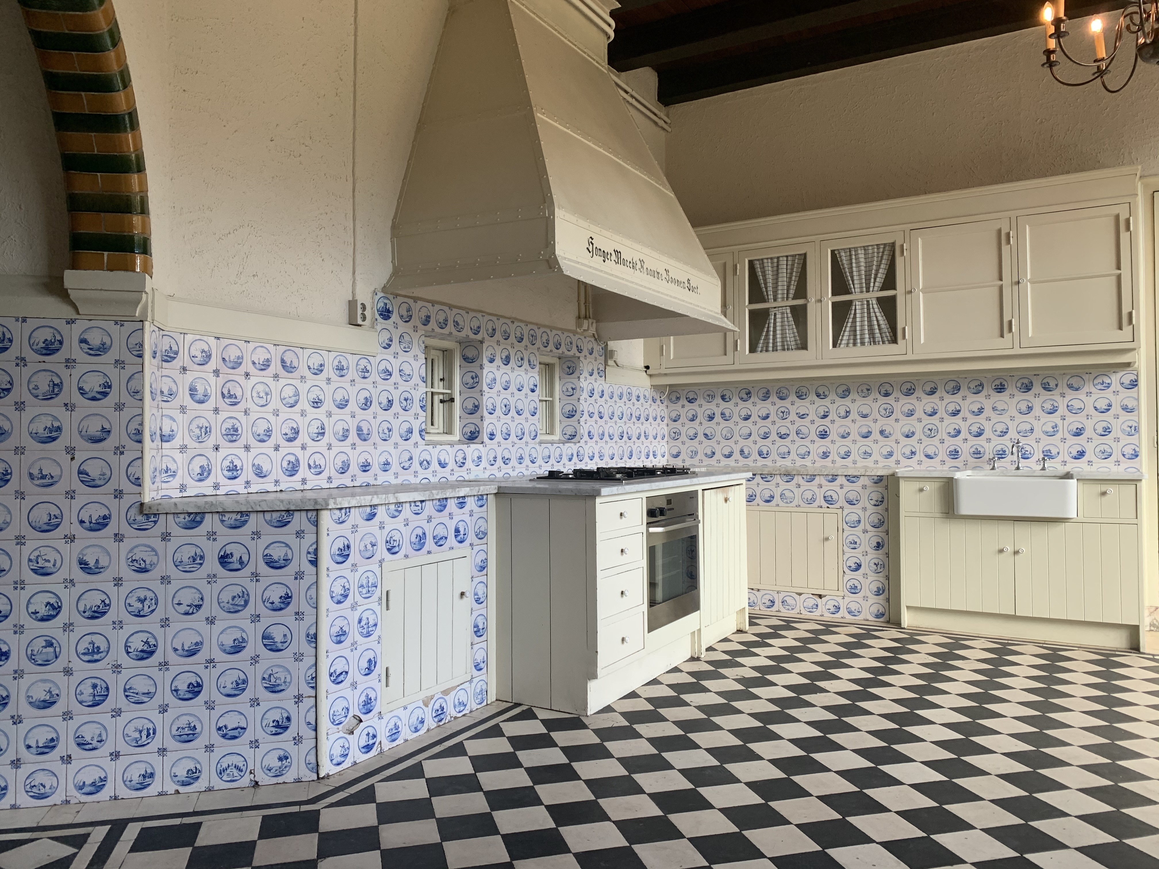 Keuken en eetkamer betegeling/ Kitchen and room tiling - Online