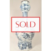 Antique Delft Blue vase, 17th century. Antieke Delftsblauwe knobbelvaas, 17de eeuw.-20